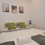 Modern Downtown Apartment *