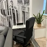Modern Downtown Apartment *