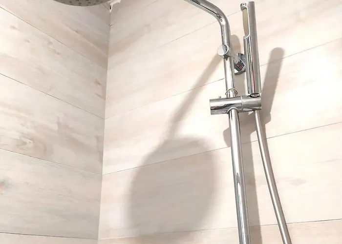 Modern Downtown Apartment *